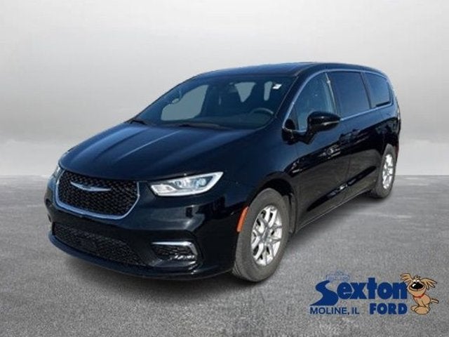 2025 Chrysler Pacifica Select in Diamond Black Crystal Pearlcoat — front three-quarter view